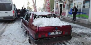 Üzerine kar kütlesi düşen araç kullanılamaz hale geldi
