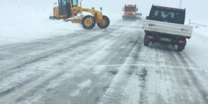 Kars - Digor yolu tipi nedeniyle trafiğe kapatıldı