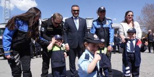 Kars’ta polis haftasında engelli çocuklar unutulmadı