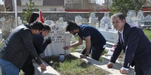 Kars’ta üniversite öğrencileri şehit öğretmenleri unutmadı