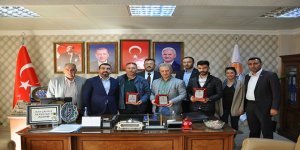 Başkan Çalkın’dan başarılı gazetecilere plaket!