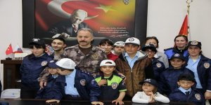Kars Emniyeti, engelleri bir günlüğüne de olsa ortadan kaldırdı