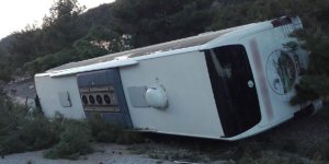 Traktör ile çarpışan yolcu otobüsü şarampole devrildi: 27 yaralı 