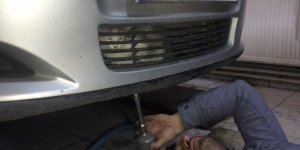 Araçta sıkışan kedi kurtarıldı