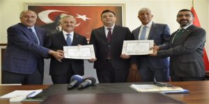 Bakan Arslan ve Kılıç mazbatalarını aldı