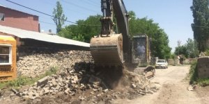 Kars Belediyesi mahalle yollarına kilit taşı döşüyor