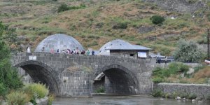 Havalar ısındı Kars Çayı etrafa pis koku yaymaya başladı