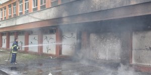 Kars’ta boşaltılmış üniversite binasında çıkan yangın korkuttu