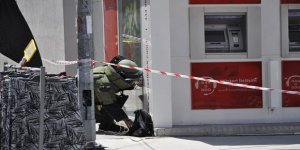 Kars'ta ATM’de unutulan çanta polisi alarma geçirdi