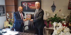 Türk Veteriner Hekimler Birliği'nden Prof. Dr. Kılıç’a plaket