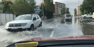 Kars’ta su patladı, cadde sular altında kaldı