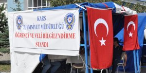 Kars’ta polis üniversite öğrencilerini bilgilendiriyor