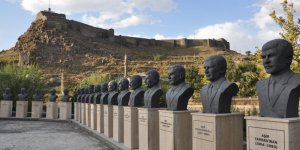 Bölge aşıklarının heykelleri Kars Kalesi eteklerinde sergileniyor