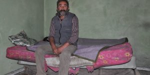 Evsiz yaşlı adam yardım bekliyor