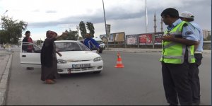 Kars’ta trafik polisleri zor anlar yaşadı