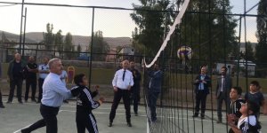 Milletvekilleri çocuklarla voleybol oynadı