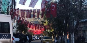Belediye caddeleri bayrakla donattı