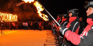 Şehitler anısına JAK timlerinden meşaleli kayak gösterisi
