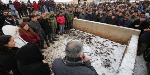 HDP Adayları Ayhan Bilgen ve Şevin Alaca Hayvan Pazar’ında