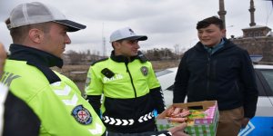 Kars’ta trafik polisleri çikolata ikram etti