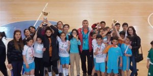 Yenişehir Ortaokulu kupalara doymuyor