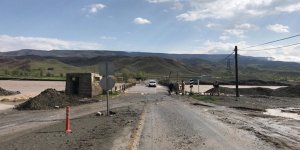 Kars'ta yağmur sonrası oluşan selde köprü su altında kaldı