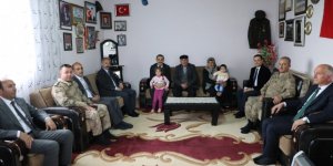 Kars Valisİ Türker Öksüz, şehit ailelerini ziyaret etti 