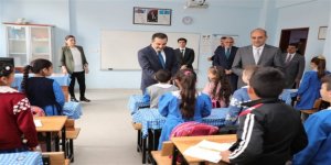 Kars Valisi Türker Öksüz okul ziyaretlerine devam ediyor