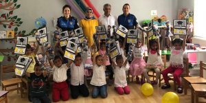 Kars polisinden öğrencilere karne hediyesi