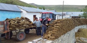 Kars’ta yaz ortasında tezek telaşı başladı