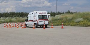 Ambulans sürücüleri zorlu parkurlarda zamanla yarıştı 