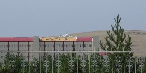 Şiddetli rüzgar önüne çıkanı yıktı
