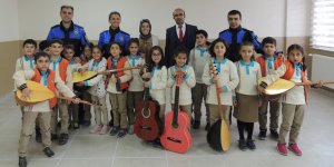 Kars polisinden öğrencilere hediye