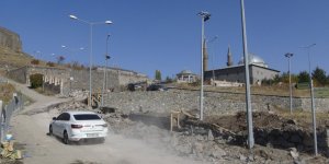 Yüksek duvarlar yıkılıyor