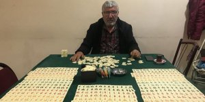 Okey taşlarını boyayarak geçimini sağlıyor