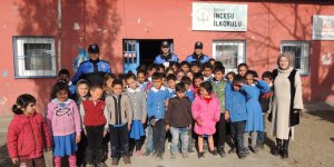 Kars polisinden köy çocuklarına ziyaret