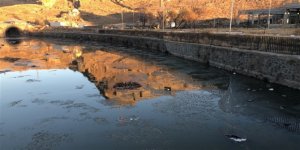 Kars Çayı aşırı soğuktan dondu