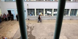 Eşini ziyarete gitti, gözaltına alındı