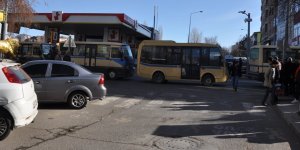 Kars’ta dolmuşçular caddeyi kapattı