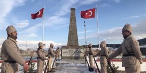 Buz gibi havada Sarıkamış şehitleri için saygı nöbeti
