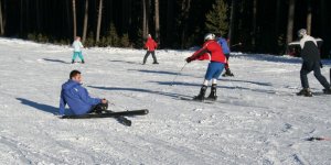 Kar yağışıyla birlikte Sarıkamış Kayak Merkezi hareketlendi