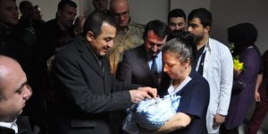 Kars’ta yılın ilk bebeğine Vali Öksüz’den ziyaret!