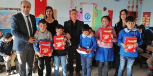 Karslı minik öğrenciler harçlıklarıyla köy okulundaki kardeşlerine hediye aldı