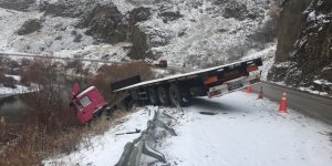  Horasan Kars karayolunda tır şarampole uçtu