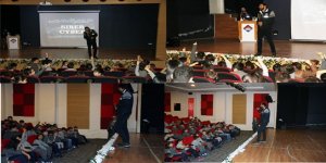 Kars Emniyeti, öğrencileri internet kullanımı konusunda bilinçlendiriyor