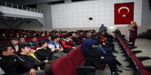 Kars’ta, öğrenci ve öğretmenlere “Etkili Sunum” dersi verildi