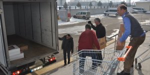 Kars polisi depremzedelere yardım elini uzattı