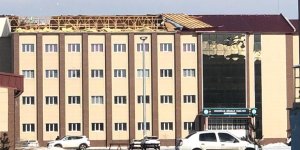 Kars’ta şiddetli rüzgar çatıları uçurdu
