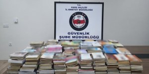 Kars’ta yüzlerce bandrolsüz kitap yakalandı