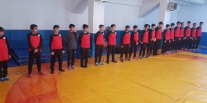 Güreşçi muhtardan sporculara eşofman takımı